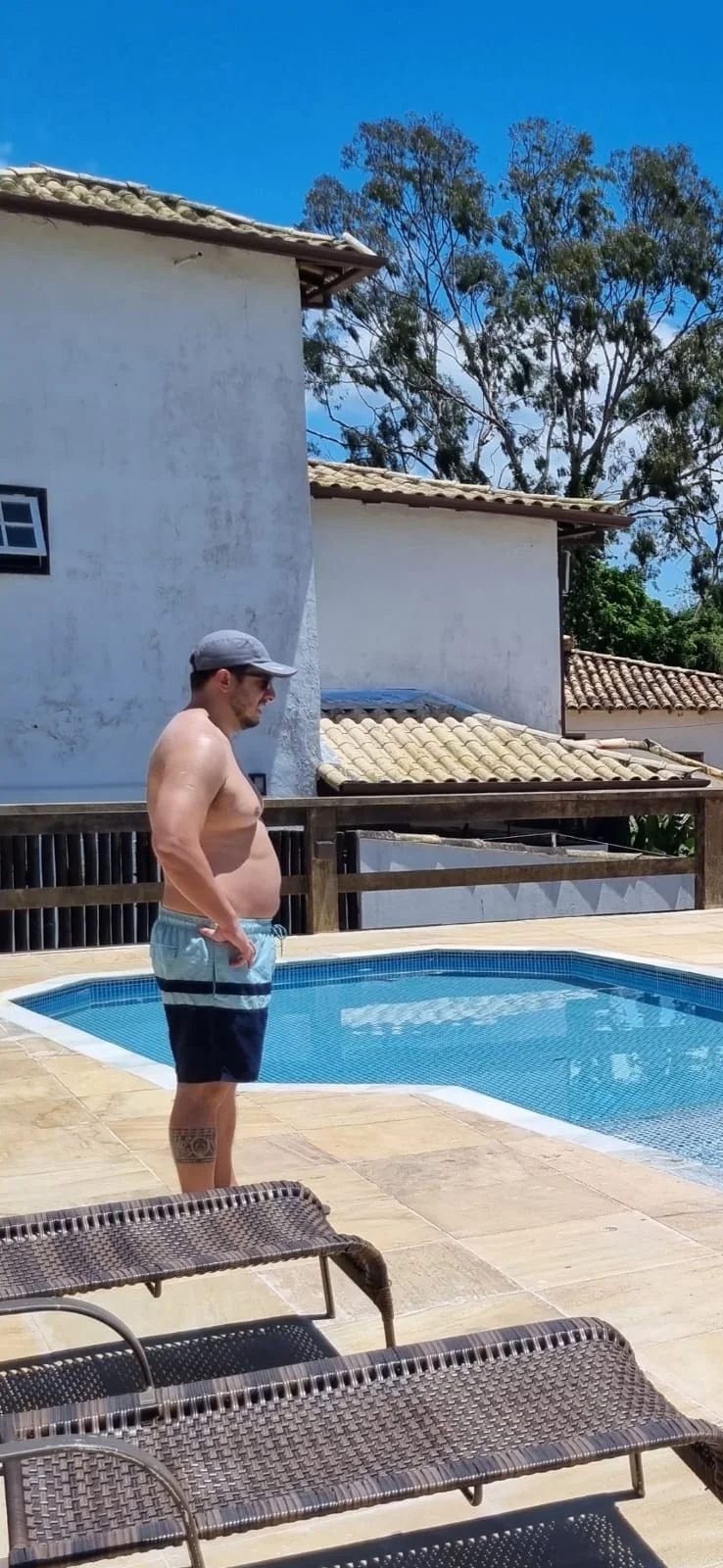 Pessoa em pé ao lado de uma piscina, em um registro de ponto de partida pessoal.