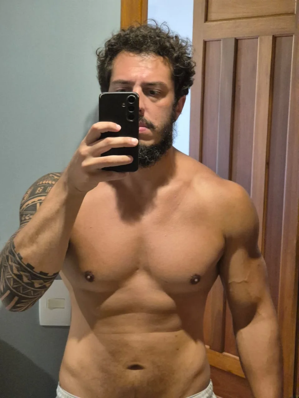 Pessoa diante do espelho, em um registro de evolução pessoal.